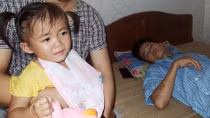 Nỗi đau tận cùng của người chồng cố cứu con, không thể cứu vợ trong lũ dữ