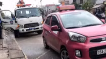 3 xe taxi hoạt động trên phố trung tâm bất chấp lệnh cấm
