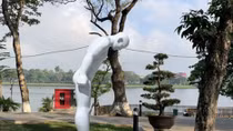 Hàn Quốc trao tặng bức tượng khổng lồ “Người đàn ông cúi chào”