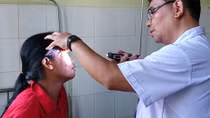 Khám chữa bệnh miễn phí cho bệnh nhân người Lào