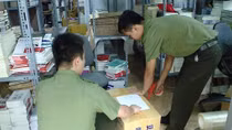 Kho sách lậu trong quán cà phê
