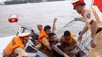 Lòng quả cảm của những người lính áo vàng trên sông