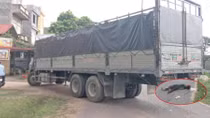 Húc vào đuôi xe tải lùi từ trong ngõ, người đàn ông tử vong