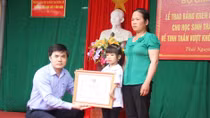 Tặng bằng khen cho học sinh khuyết tật cả tay và chân