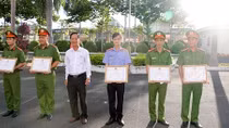 Khen thưởng tập thể, cá nhân bắt vụ vận chuyển hơn 400 kg pháo lậu