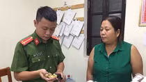 Phát hiện hàng trăm dây lưng, áo bông ký hiệu Công an tại cửa hàng bảo hộ lao động