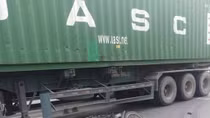Va chạm với xe container, người phụ nữ đi xe máy tử vong