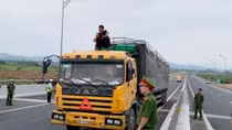 Ngáo đá cầm dao lên đường cao tốc dọa… chém người