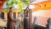 Ngày xuân vang vẳng tiếng chuông chùa