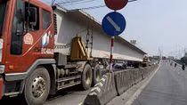 Đoàn xe chở dầm cầu lưu thông vào giờ cao điểm trên QL1A