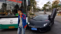 Tạt đầu xe bus, “siêu bò” Lamborghini Aventador tự gây tai nạn