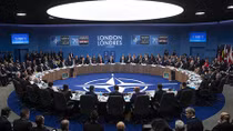 NATO "vạch áo cho người xem lưng"