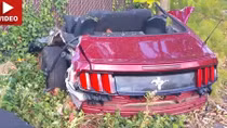 Siêu xe Ford Mustang “banh xác pháo” sau tai nạn