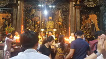 Những câu chuyện ghi ở cửa đền