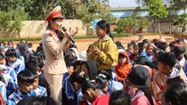 Tuyên truyền luật giao thông tại các trường học dọc đường Hồ Chí Minh