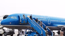 Xe thang đâm thủng máy bay Boeing 787-9 đang đỗ tại Tân Sơn Nhất