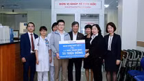 Trao tặng 50 triệu đồng cho bệnh nhi mắc bệnh tan máu bẩm sinh