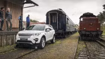 Kéo 3 toa tầu, Land Rover Discovery Sport thị uy sức mạnh khủng khiếp