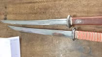 Mang mã tấu đi gây án 