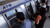 Rút tiền qua ATM lên 5 triệu đồng/lần: Khách hàng phấn khởi, ngân hàng băn khoăn