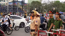 Sẵn sàng cho lễ hội Hoa Phượng đỏ