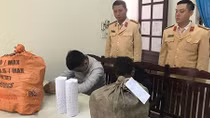 2 thiếu niên vận chuyển 27kg pháo nổ tự cuốn