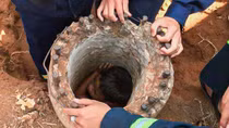 Nghẹt thở giải cứu cháu bé mắc kẹt giữa trụ điện cao thế