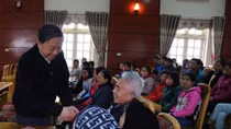 Bộ trưởng Tô Lâm tặng quà công nhân và gia đình có hoàn cảnh khó khăn