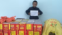 Ôm 103kg pháo lậu