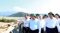 Thủ tướng Nguyễn Xuân Phúc thăm bà con xã Khuê Ngọc Điền