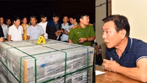 (NÓNG TRONG TUẦN) Bắt cựu cảnh sát Hàn Quốc vận chuyển 40 kg ma túy đá; sếp bị tống tiền 5 tỉ đồng