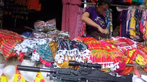 Đồ chơi bạo lực bày bán tràn lan đường lên chùa Hương