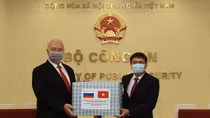 Bộ Công an tặng 70.000 khẩu trang y tế cho Liên bang Nga
