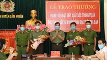 Trao thưởng vụ triệt phá “sòng bạc trong khách sạn” giữa mùa dịch
