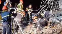 Trắng đêm tìm kiếm người mất tích trong vụ sập giàn giáo