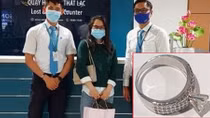 Nhận lại nhẫn kim cương sau 3 ngày đánh rơi trên máy bay