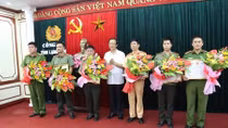 Khen thưởng vụ bắt 59 bánh heroin và 36.000 viên ma túy tổng hợp