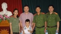 Tặng quà thân nhân gia đình liệt sỹ