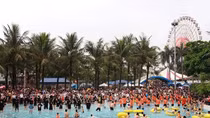 Hơn 10.000 người đổ về Công viên nước Hồ Tây giải nhiệt