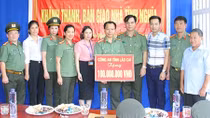 Công an tỉnh Lào Cai trao 2 nhà tình nghĩa cho cán bộ, chiến sĩ