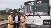 Ra quân thực hiện tổng kiểm soát xe ô tô chở khách, xe ô tô chở công nhân