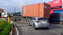 Xe đầu kéo va chạm xe con trên đường dẫn cao tốc TP HCM - Trung Lương
