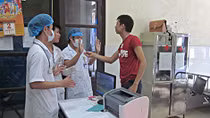 Bác sĩ bị bố bệnh nhi hành hung bắt quỳ gối xin lỗi