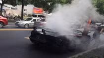 “Siêu bò” Lamborghini Aventador “độ” Mansory bốc cháy trên phố