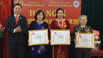 Cựu sỹ quan Công an vận động và trao tặng 1,8 tỷ đồng từ thiện