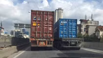 Truy tìm 2 xe container dàn hàng ngang chạy "rùa bò" gây bức xúc