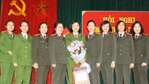 Tặng quà cho nữ Công an xung phong đảm nhiệm chức danh Công an xã