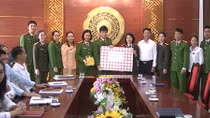Trao quà cho cán bộ nữ xung phong đảm nhận các chức danh Công an xã