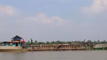 Bắt quả tang ổ nhóm khai thác cát trái phép trên sông 