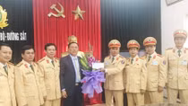 Trao thưởng cho tổ CSGT bắt giữ vụ vận chuyển 12.200 viên ma túy tổng hợp